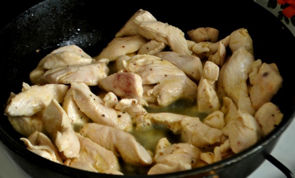 Обжариваем куриное филе для курицы с овощами